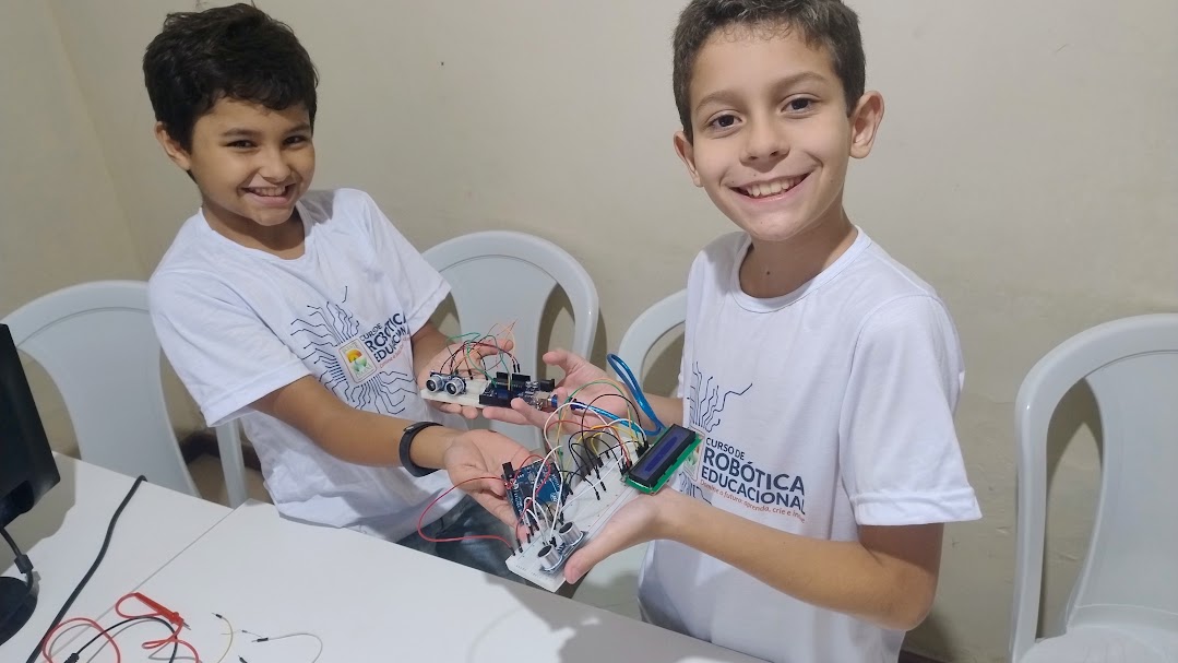 Crianças aprendendo robótica